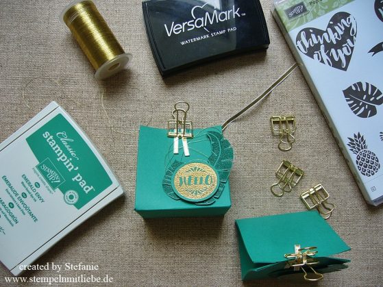 Goodie in Smaragdgrün mit dem Stanz- und Falzbrett für Geschenktüten inkl. Anleitung